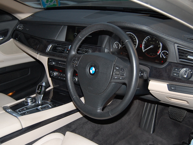 BMW750車内