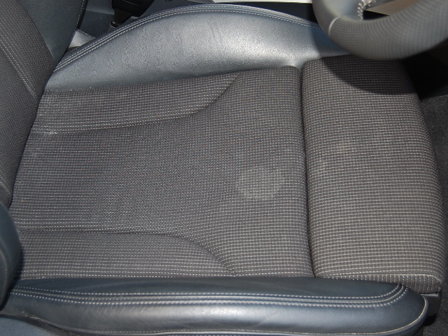 アウディQ５の運転席の座面のシミ
