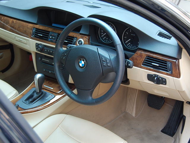 BMW330運転席