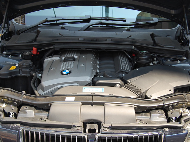 BMW330エンジンルーム