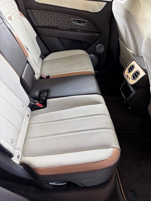 ベントレーベンティガ後部席クリーニング後